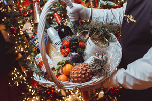 Праздничные наборы и доставка новогодних блюд в ресторанах Москвы