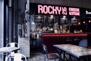 Rocky215 Cheese&Steak - корнер с чизстейками и хот-догами 