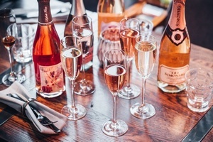 New Year BUBBLES - бар шампанских и игристых вин