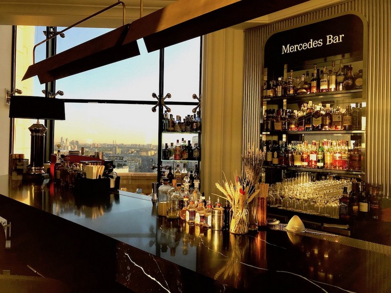 Lucky Whiskey Sour в панорамном Mercedes Bar