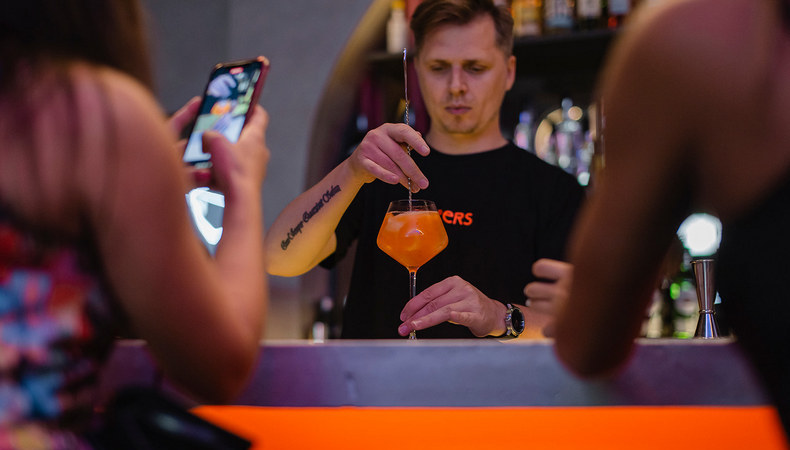 «Cheers» – новый стильный бар в центре Санкт-Петербурга