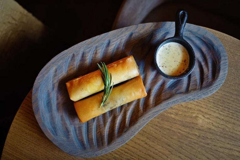 Крендель - это гастропаб, новый проект Максима Горячева, где все блюда, представленные в меню, гости едят исключительно руками. 