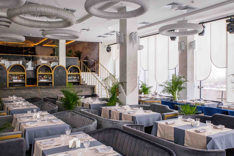 Ресторан OBLAKA гостеприимно открывает двери с обновленным дизайнерским и гастрономическим концептом.